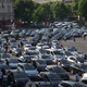 Ilustración para el artículo titulado Coches volcados y carreteras ardiendo: los taxistas de París contra Uber